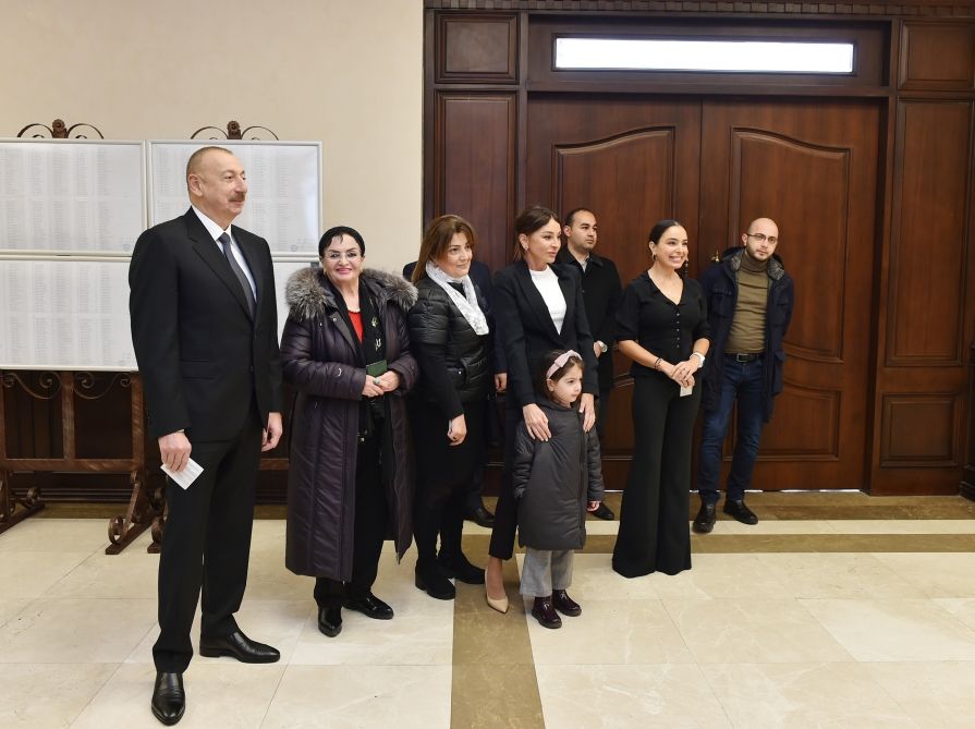 Azərbaycan Prezidenti İlham Əliyev və Birinci xanım Mehriban Əliyeva 6 saylı seçki məntəqəsində səs veriblər (FOTO/VİDEO)