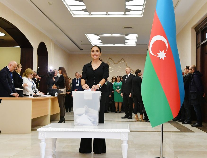 Azərbaycan Prezidenti İlham Əliyev və Birinci xanım Mehriban Əliyeva 6 saylı seçki məntəqəsində səs veriblər (FOTO/VİDEO)