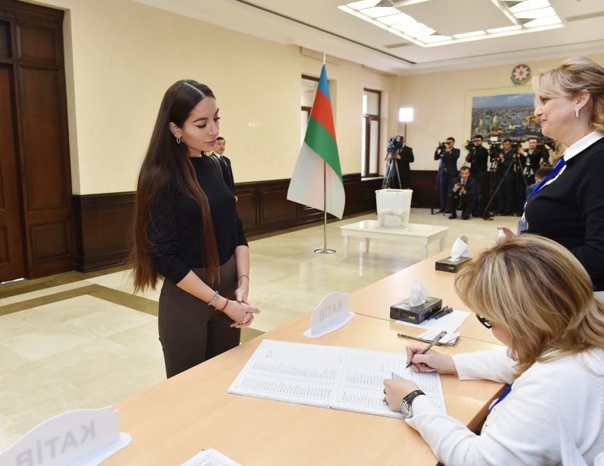 Azərbaycan Prezidenti İlham Əliyev və Birinci xanım Mehriban Əliyeva 6 saylı seçki məntəqəsində səs veriblər (FOTO/VİDEO)