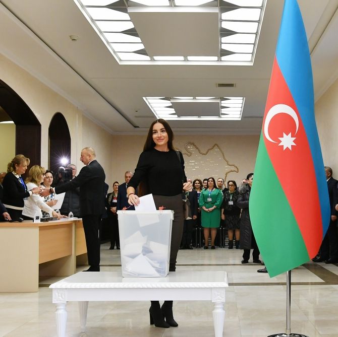 Azərbaycan Prezidenti İlham Əliyev və Birinci xanım Mehriban Əliyeva 6 saylı seçki məntəqəsində səs veriblər (FOTO/VİDEO)