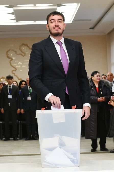 Azərbaycan Prezidenti İlham Əliyev və Birinci xanım Mehriban Əliyeva 6 saylı seçki məntəqəsində səs veriblər (FOTO/VİDEO)
