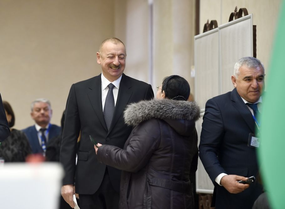 Azərbaycan Prezidenti İlham Əliyev və Birinci xanım Mehriban Əliyeva 6 saylı seçki məntəqəsində səs veriblər (FOTO/VİDEO)