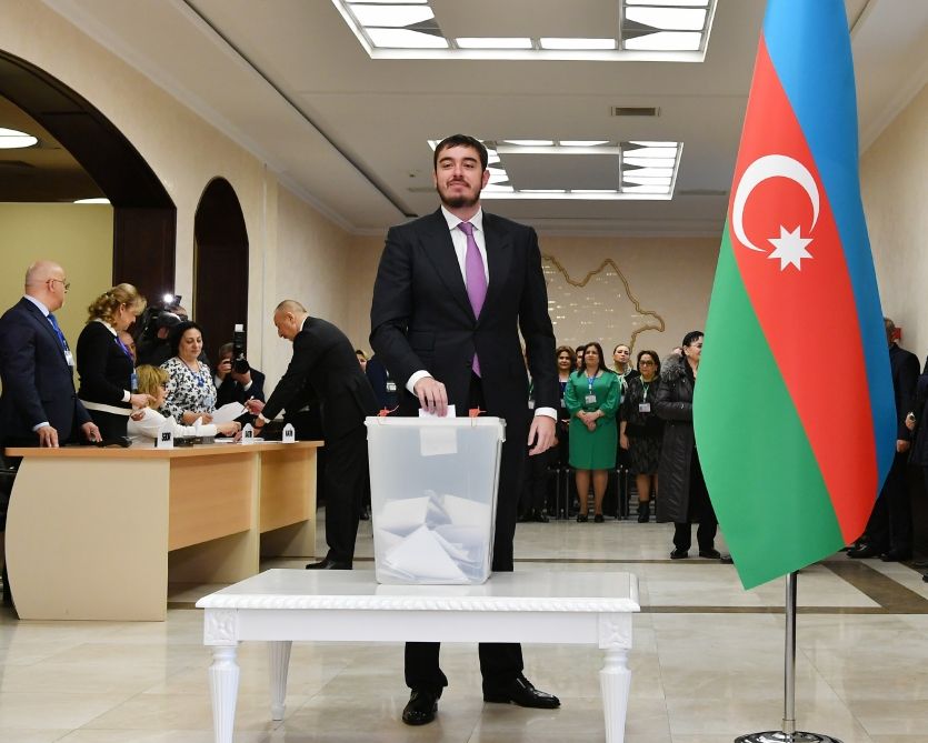 Azərbaycan Prezidenti İlham Əliyev və Birinci xanım Mehriban Əliyeva 6 saylı seçki məntəqəsində səs veriblər (FOTO/VİDEO)