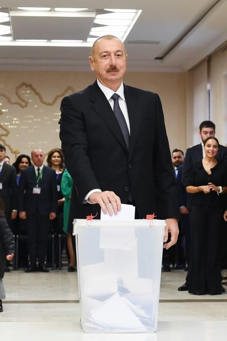 Azərbaycan Prezidenti İlham Əliyev və Birinci xanım Mehriban Əliyeva 6 saylı seçki məntəqəsində səs veriblər (FOTO/VİDEO)