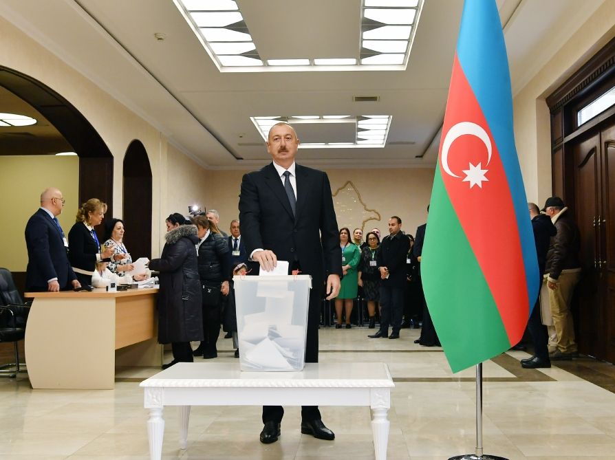 Azərbaycan Prezidenti İlham Əliyev və Birinci xanım Mehriban Əliyeva 6 saylı seçki məntəqəsində səs veriblər (FOTO/VİDEO)