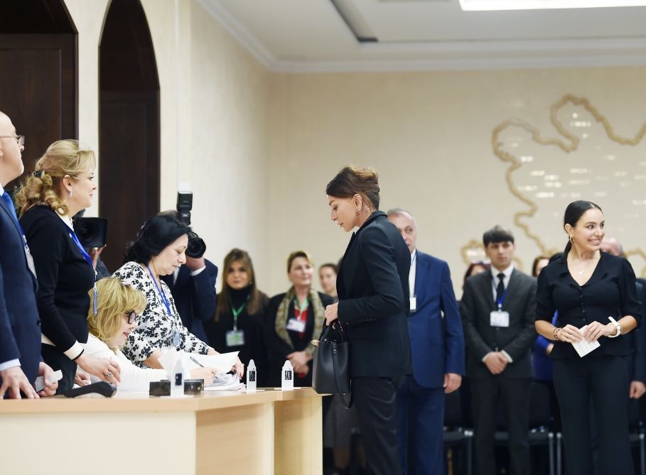 Azərbaycan Prezidenti İlham Əliyev və Birinci xanım Mehriban Əliyeva 6 saylı seçki məntəqəsində səs veriblər (FOTO/VİDEO)