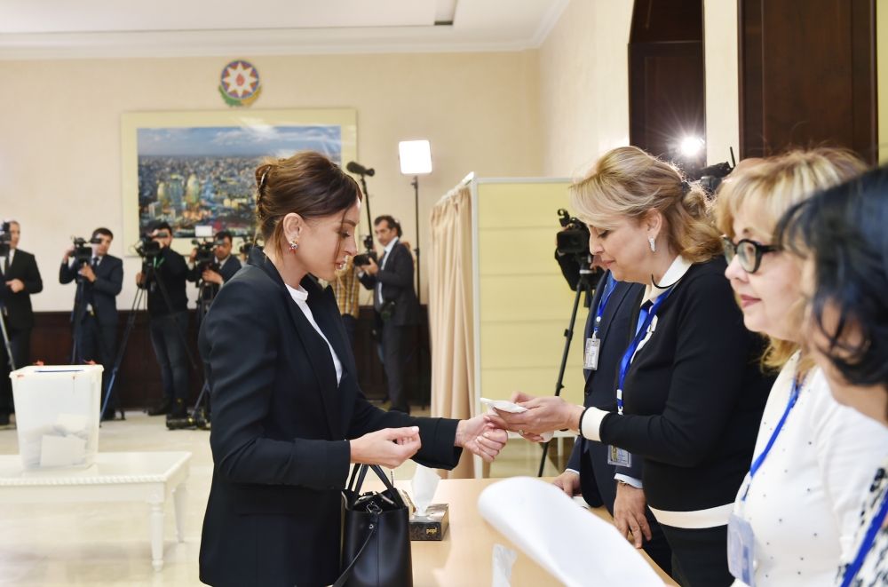 Azərbaycan Prezidenti İlham Əliyev və Birinci xanım Mehriban Əliyeva 6 saylı seçki məntəqəsində səs veriblər (FOTO/VİDEO)