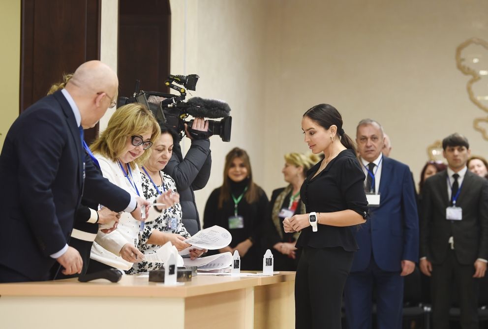 Azərbaycan Prezidenti İlham Əliyev və Birinci xanım Mehriban Əliyeva 6 saylı seçki məntəqəsində səs veriblər (FOTO/VİDEO)