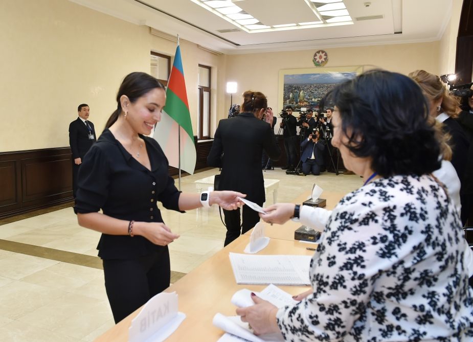 Azərbaycan Prezidenti İlham Əliyev və Birinci xanım Mehriban Əliyeva 6 saylı seçki məntəqəsində səs veriblər (FOTO/VİDEO)