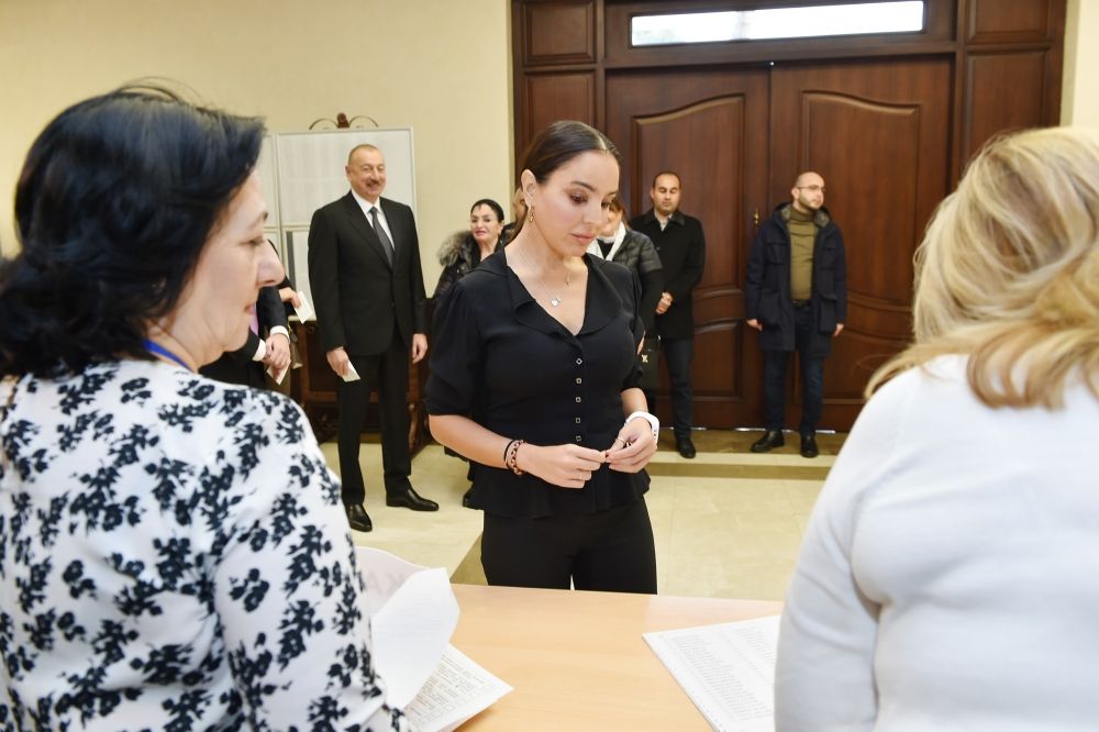 Azərbaycan Prezidenti İlham Əliyev və Birinci xanım Mehriban Əliyeva 6 saylı seçki məntəqəsində səs veriblər (FOTO/VİDEO)