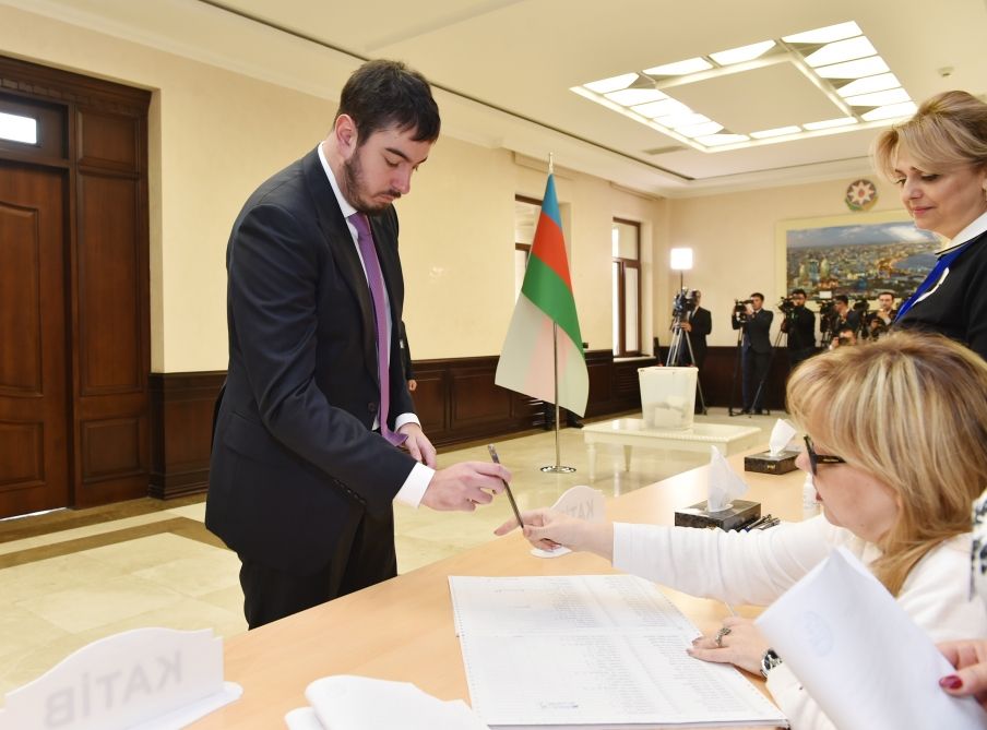 Azərbaycan Prezidenti İlham Əliyev və Birinci xanım Mehriban Əliyeva 6 saylı seçki məntəqəsində səs veriblər (FOTO/VİDEO)