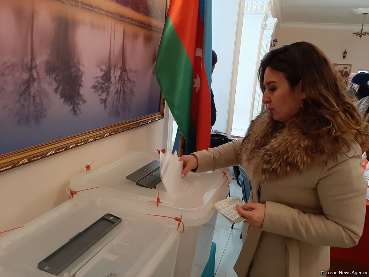 Azərbaycan xalqı parlament seçkilərində səs verir (FOTOREPORTAJ)