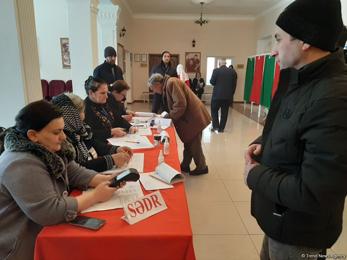 Azərbaycan xalqı parlament seçkilərində səs verir (FOTOREPORTAJ)