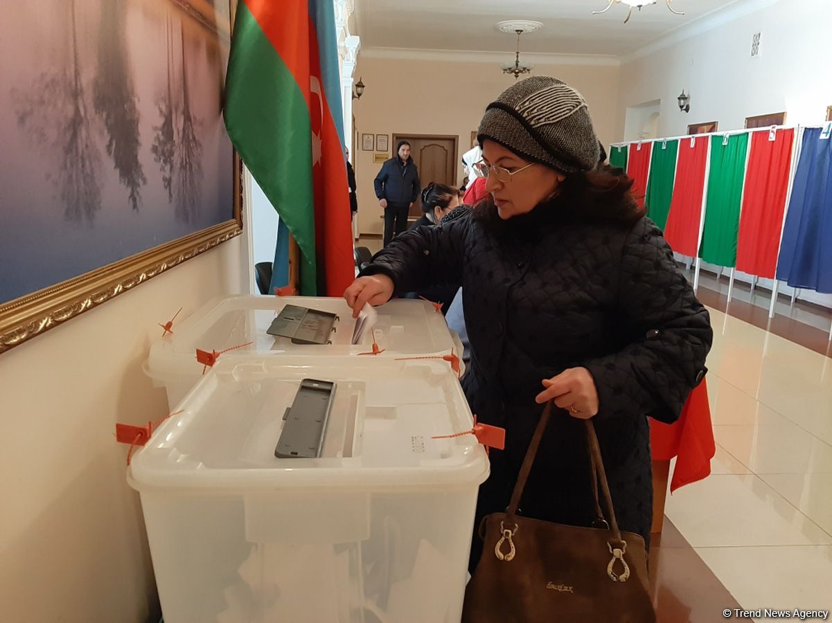 Azərbaycan xalqı parlament seçkilərində səs verir (FOTOREPORTAJ)