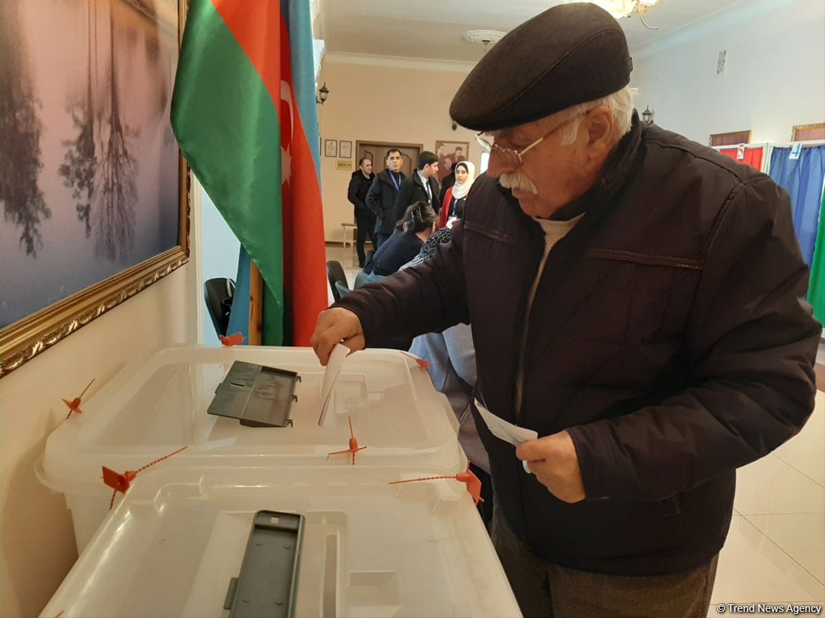 Azərbaycan xalqı parlament seçkilərində səs verir (FOTOREPORTAJ)