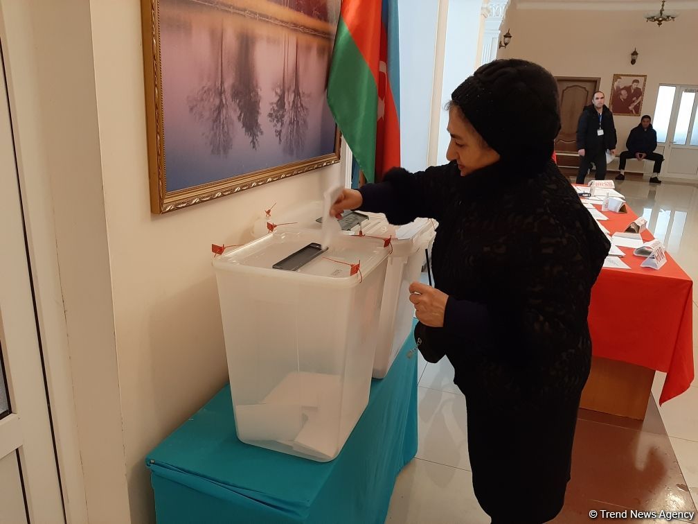 Azərbaycan xalqı parlament seçkilərində səs verir (FOTOREPORTAJ)