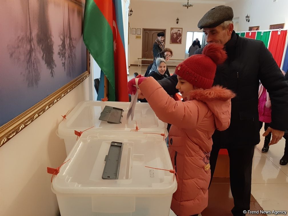 Azərbaycan xalqı parlament seçkilərində səs verir (FOTOREPORTAJ)
