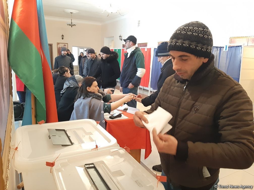 Azərbaycan xalqı parlament seçkilərində səs verir (FOTOREPORTAJ)