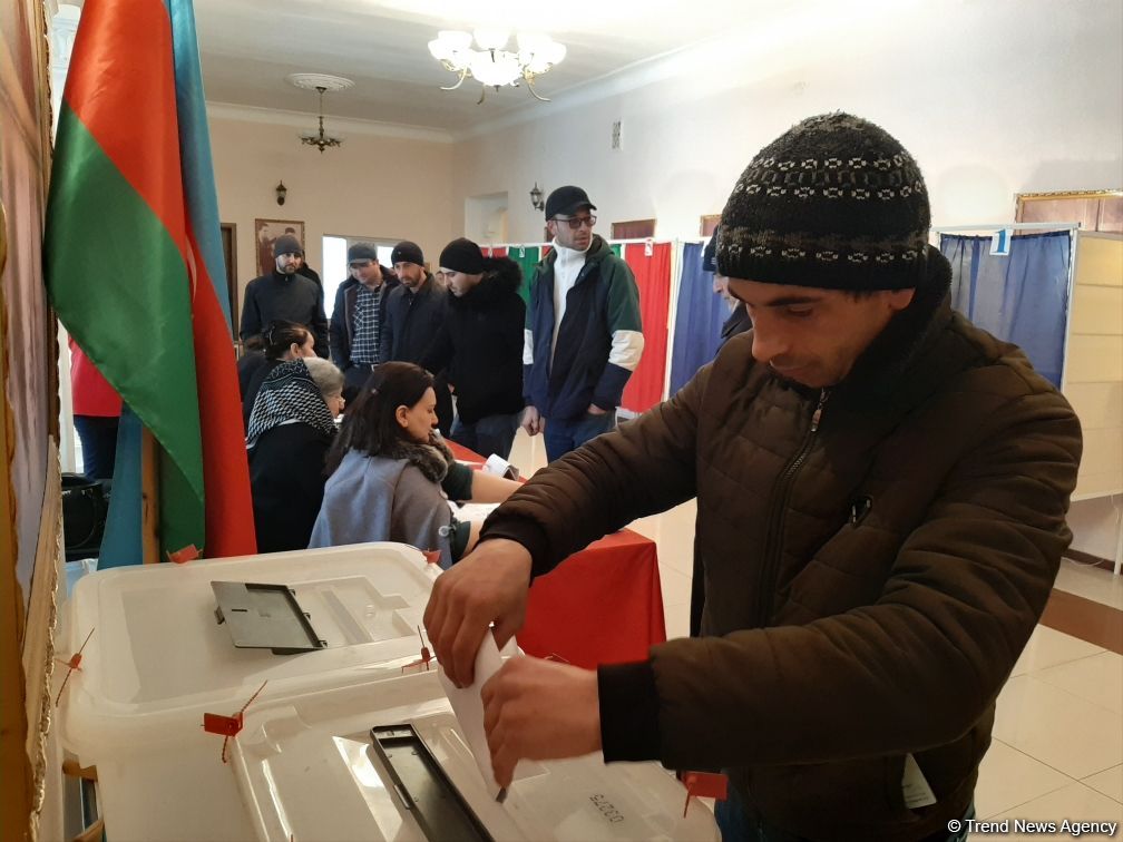 Azərbaycan xalqı parlament seçkilərində səs verir (FOTOREPORTAJ)
