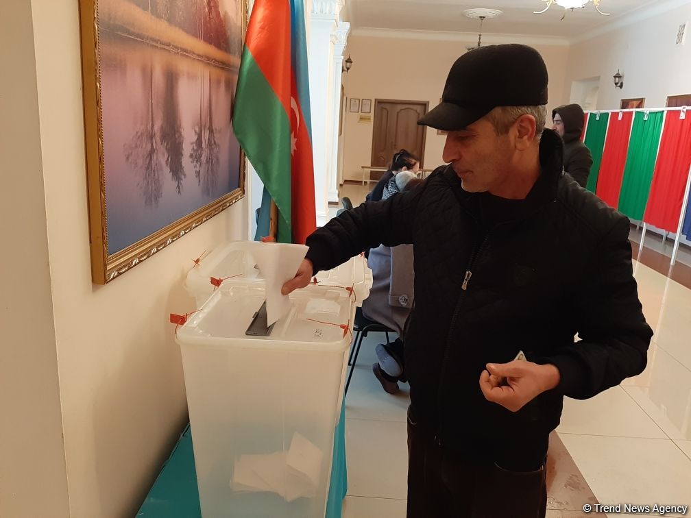 Azərbaycan xalqı parlament seçkilərində səs verir (FOTOREPORTAJ)