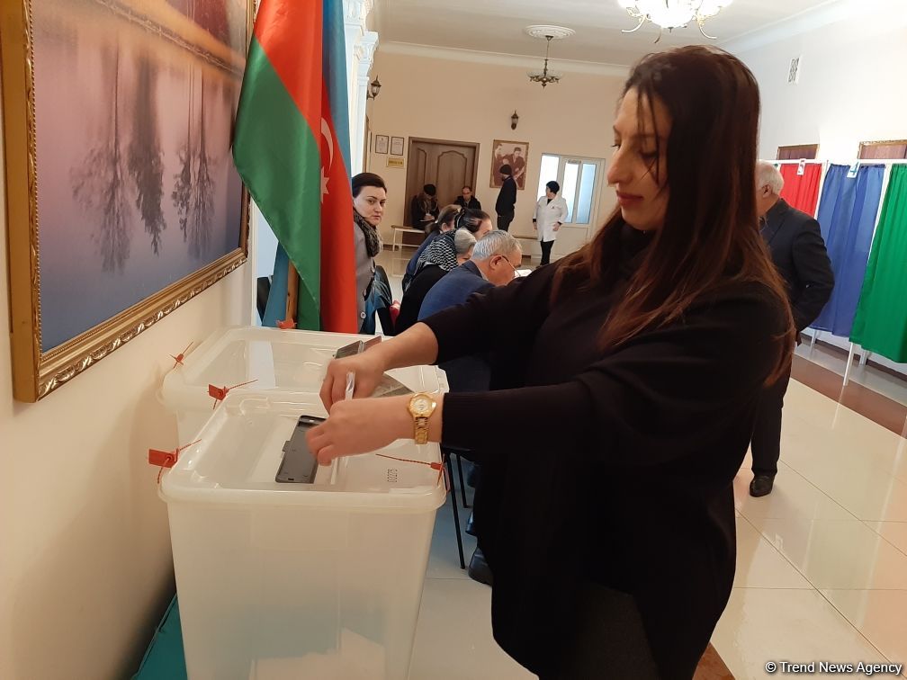 Azərbaycan xalqı parlament seçkilərində səs verir (FOTOREPORTAJ)