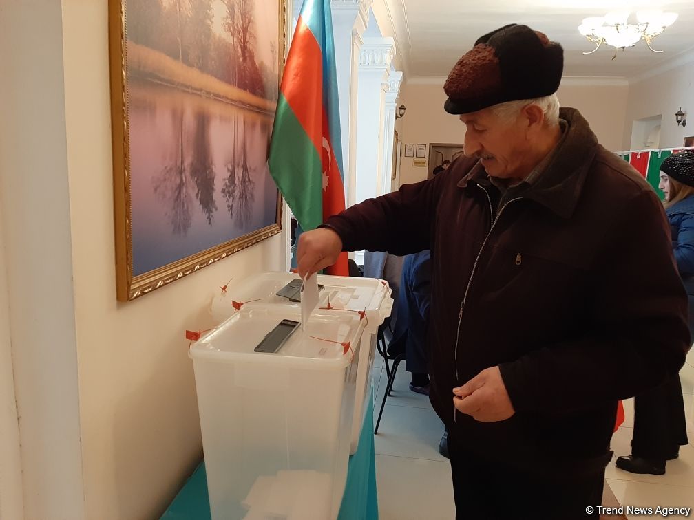 Azərbaycan xalqı parlament seçkilərində səs verir (FOTOREPORTAJ)