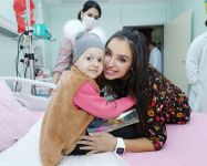 Heydər Əliyev Fondunun vitse-prezidenti Leyla Əliyeva onkoloji xəstəlikdən əziyyət çəkən uşaqlarla görüşüb (FOTO)