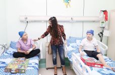 Heydər Əliyev Fondunun vitse-prezidenti Leyla Əliyeva onkoloji xəstəlikdən əziyyət çəkən uşaqlarla görüşüb (FOTO)