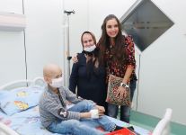 Heydər Əliyev Fondunun vitse-prezidenti Leyla Əliyeva onkoloji xəstəlikdən əziyyət çəkən uşaqlarla görüşüb (FOTO)