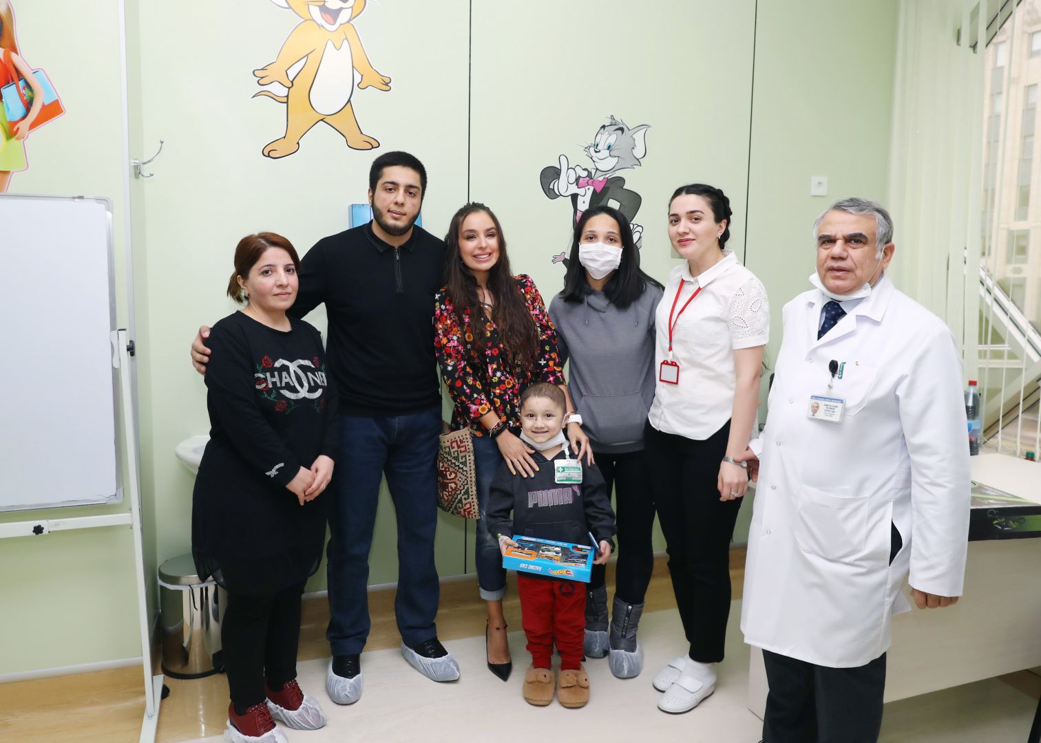 Heydər Əliyev Fondunun vitse-prezidenti Leyla Əliyeva onkoloji xəstəlikdən əziyyət çəkən uşaqlarla görüşüb (FOTO)