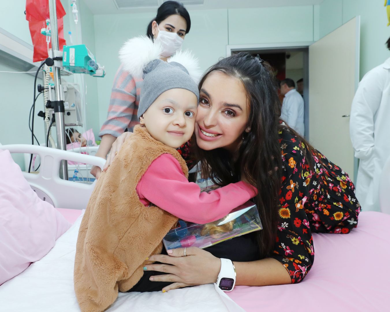 Heydər Əliyev Fondunun vitse-prezidenti Leyla Əliyeva onkoloji xəstəlikdən əziyyət çəkən uşaqlarla görüşüb (FOTO)