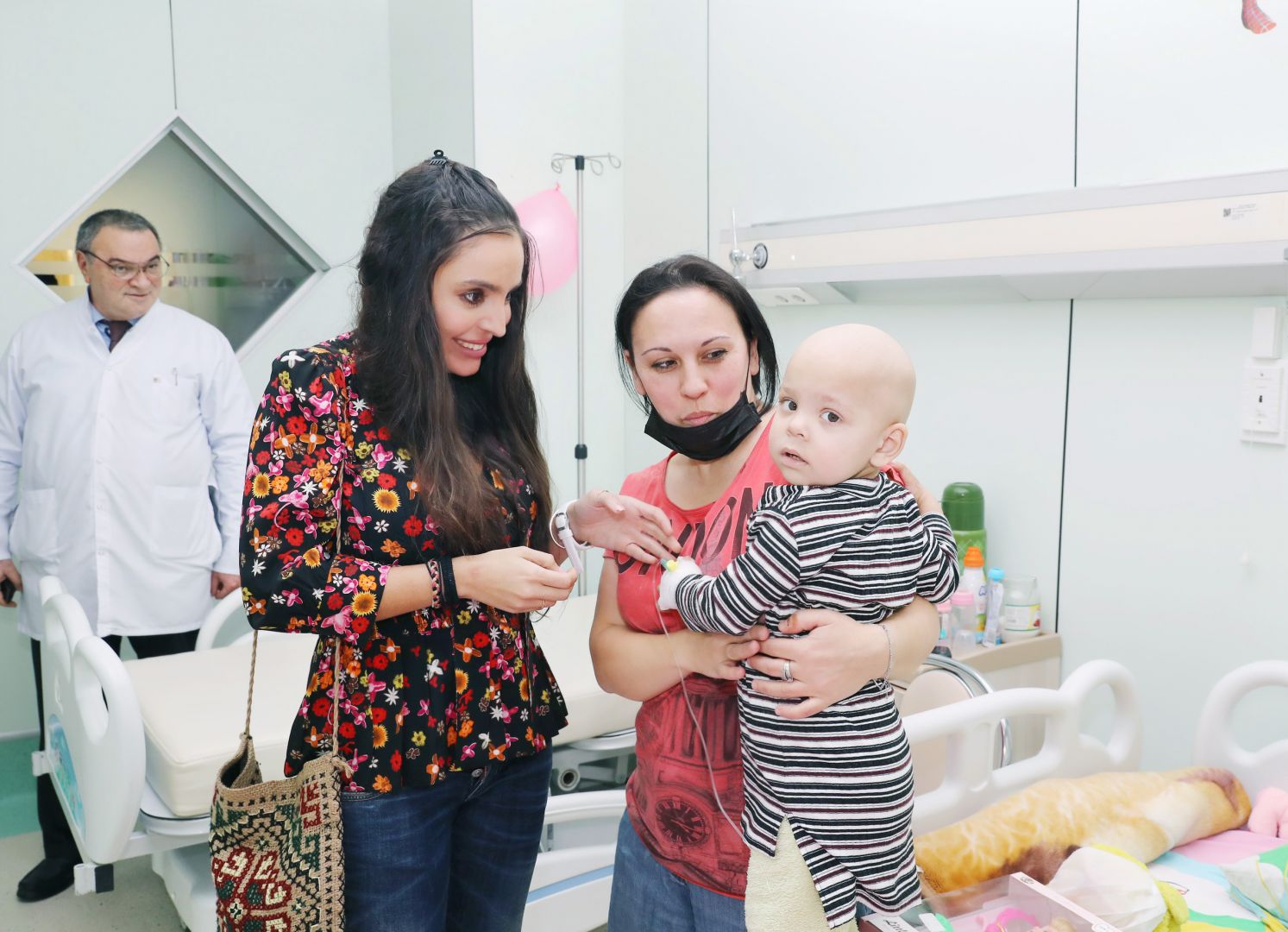 Heydər Əliyev Fondunun vitse-prezidenti Leyla Əliyeva onkoloji xəstəlikdən əziyyət çəkən uşaqlarla görüşüb (FOTO)