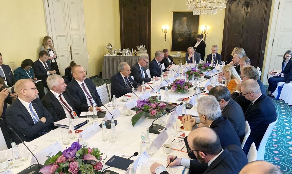 Prezident İlham Əliyev Münxen Təhlükəsizlik Konfransı çərçivəsində “Enerji təhlükəsizliyi” mövzusunda dəyirmi masada iştirak edib (FOTO) (YENİLƏNİB)