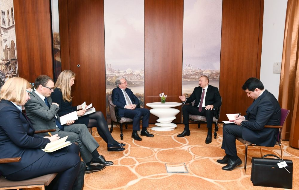 Prezident İlham Əliyev Münxendə Dünya Bankının icraçı direktoru ilə görüşüb (FOTO) (YENİLƏNİB)