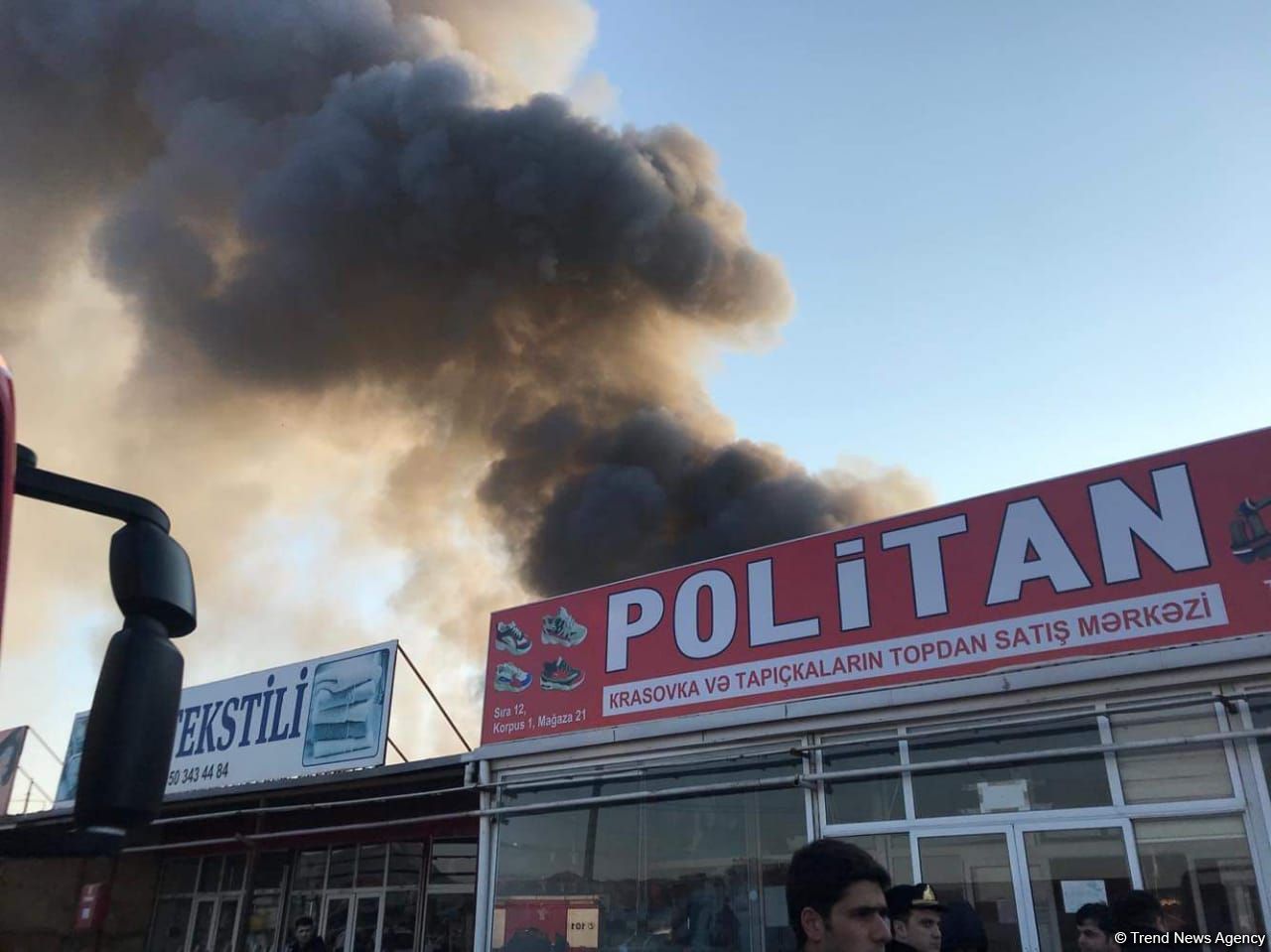 “Sədərək” Ticarət Mərkəzində yanğın başlayıb (FOTO)