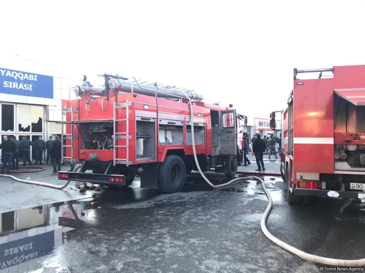 “Sədərək” Ticarət Mərkəzində yanğın başlayıb (FOTO)
