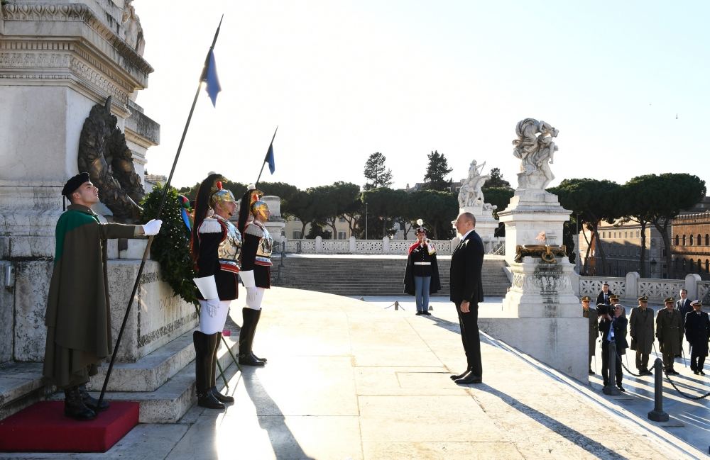 Prezident İlham Əliyev və birinci xanım Mehriban Əliyeva Romada naməlum əsgər abidəsini ziyarət ediblər (FOTO)