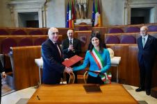 Prezident İlham Əliyev Roma şəhərinin meri ilə görüşüb (FOTO)