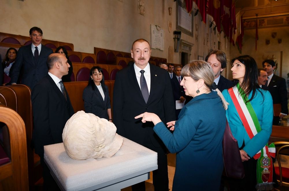 Prezident İlham Əliyev Roma şəhərinin meri ilə görüşüb (FOTO)