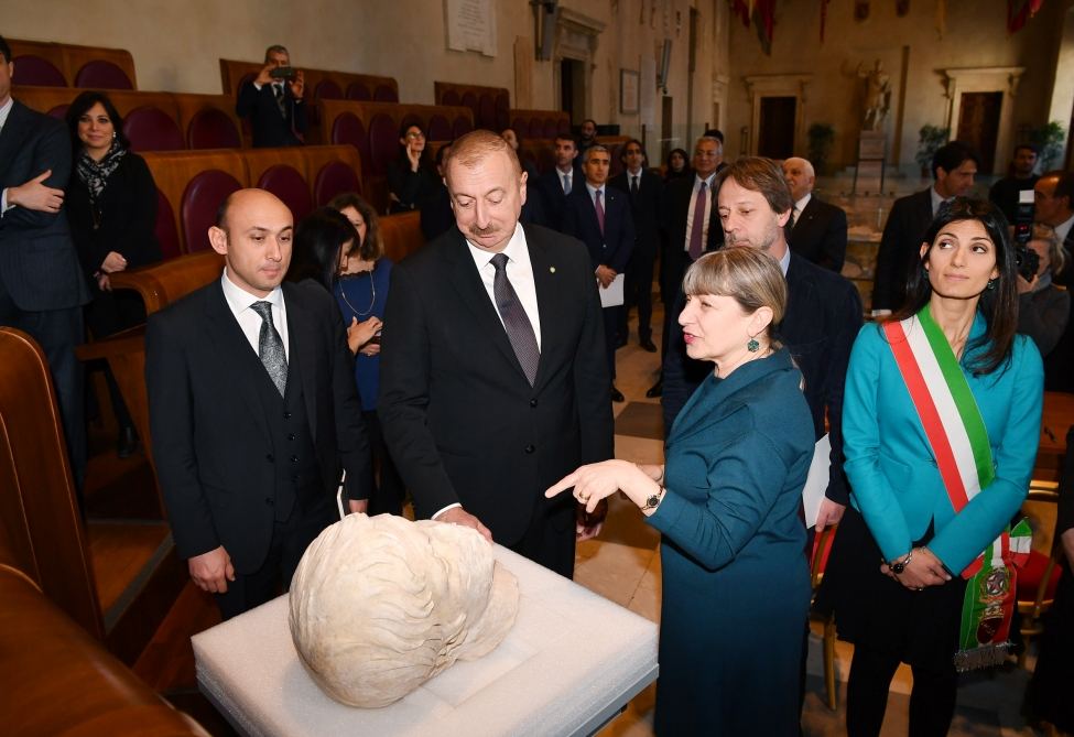 Prezident İlham Əliyev Roma şəhərinin meri ilə görüşüb (FOTO)