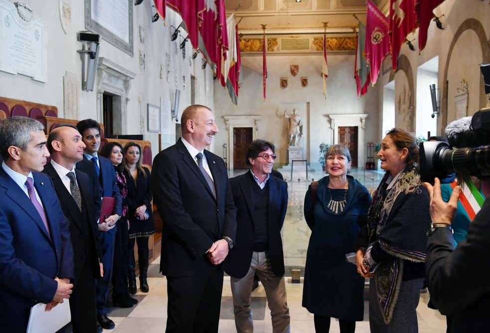 Prezident İlham Əliyev Roma şəhərinin meri ilə görüşüb (FOTO)