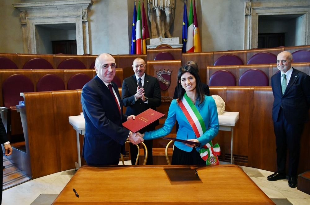 Prezident İlham Əliyev Roma şəhərinin meri ilə görüşüb (FOTO)