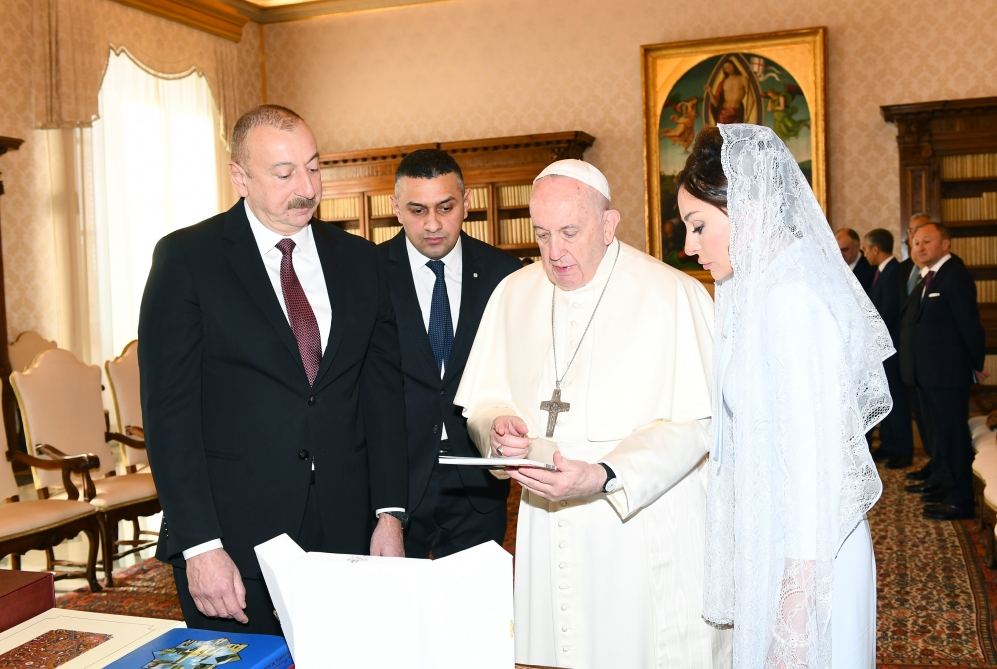 Azərbaycan Prezidenti İlham Əliyev Vatikanda Papa Fransisk ilə görüşüb (FOTO) (YENİLƏNİB)