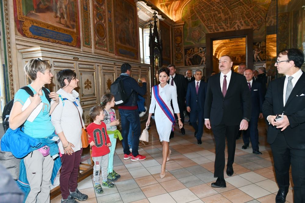 Prezident İlham Əliyev və birinci xanım Mehriban Əliyeva Vatikanda Sikstin Kapellası və Müqəddəs Pyotr Kilsəsi ilə tanış olublar (FOTO)