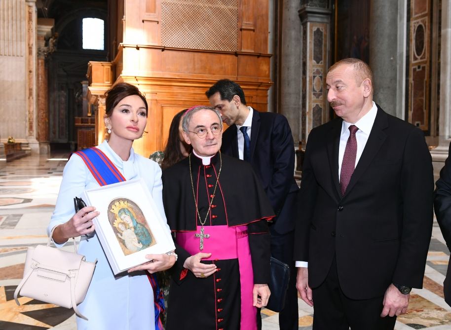 Prezident İlham Əliyev və birinci xanım Mehriban Əliyeva Vatikanda Sikstin Kapellası və Müqəddəs Pyotr Kilsəsi ilə tanış olublar (FOTO)