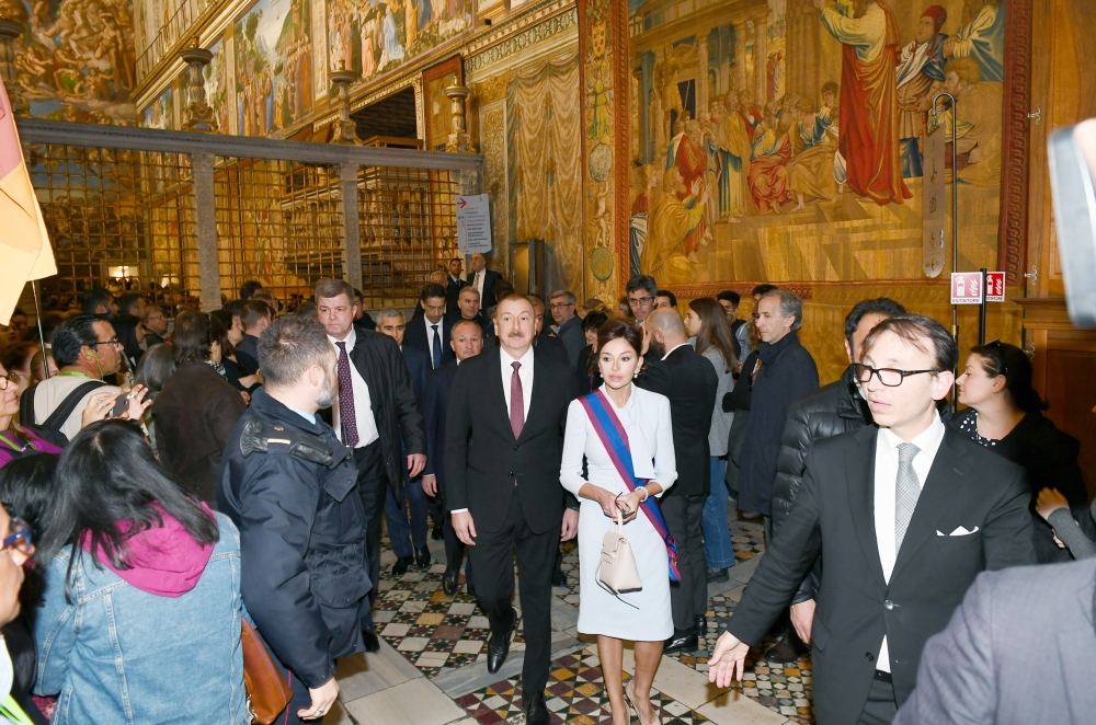 Prezident İlham Əliyev və birinci xanım Mehriban Əliyeva Vatikanda Sikstin Kapellası və Müqəddəs Pyotr Kilsəsi ilə tanış olublar (FOTO)