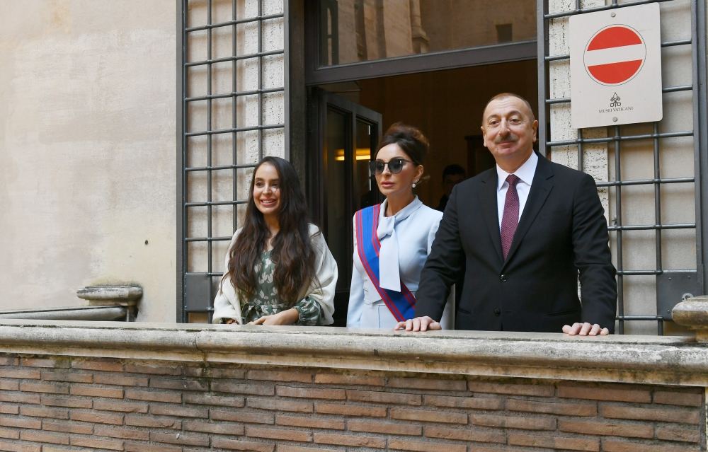 Prezident İlham Əliyev və birinci xanım Mehriban Əliyeva Vatikanda Sikstin Kapellası və Müqəddəs Pyotr Kilsəsi ilə tanış olublar (FOTO)