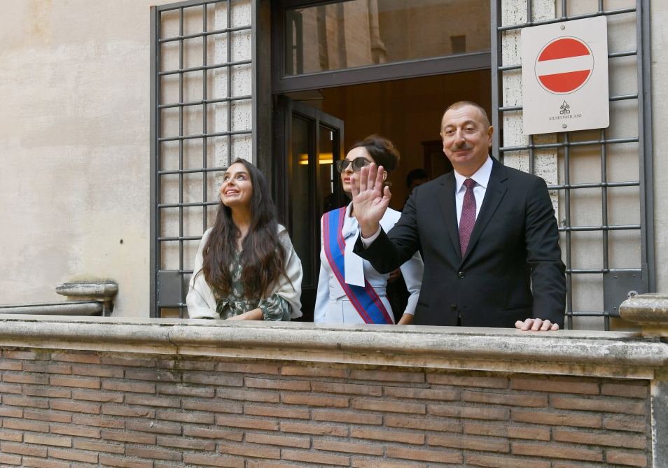 Prezident İlham Əliyev və birinci xanım Mehriban Əliyeva Vatikanda Sikstin Kapellası və Müqəddəs Pyotr Kilsəsi ilə tanış olublar (FOTO)