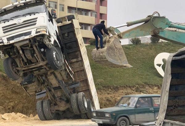 Bakı-Sumqayıt yolunda gərgin anlar yaşandı - Maşın havada qaldı (FOTO)