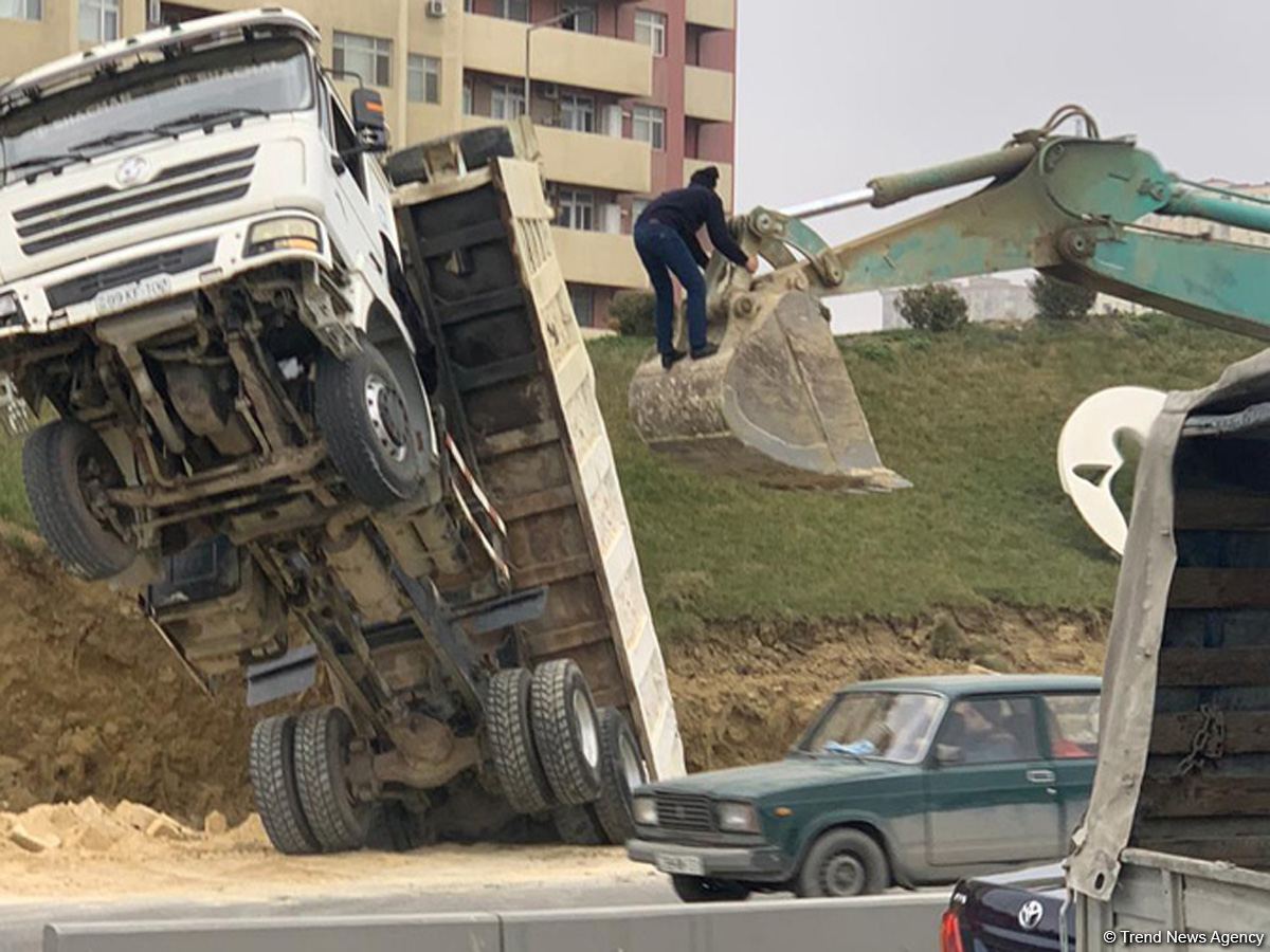 Bakı-Sumqayıt yolunda gərgin anlar yaşandı - Maşın havada qaldı (FOTO)